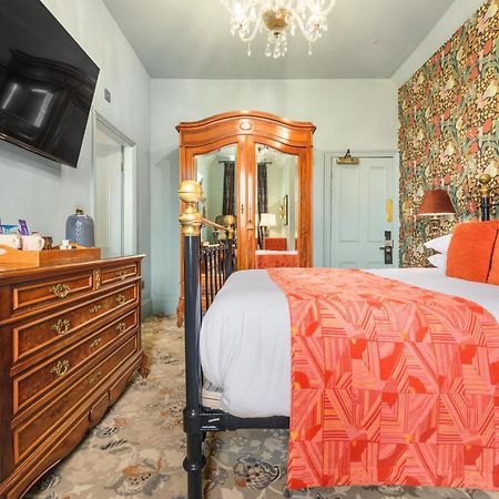 Clementine'S Guest House York Esterno foto A room at the hotel