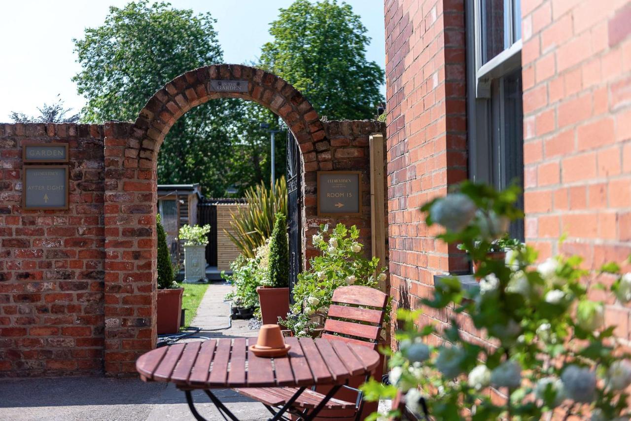 Clementine'S Guest House York Esterno foto The courtyard at the former stable block