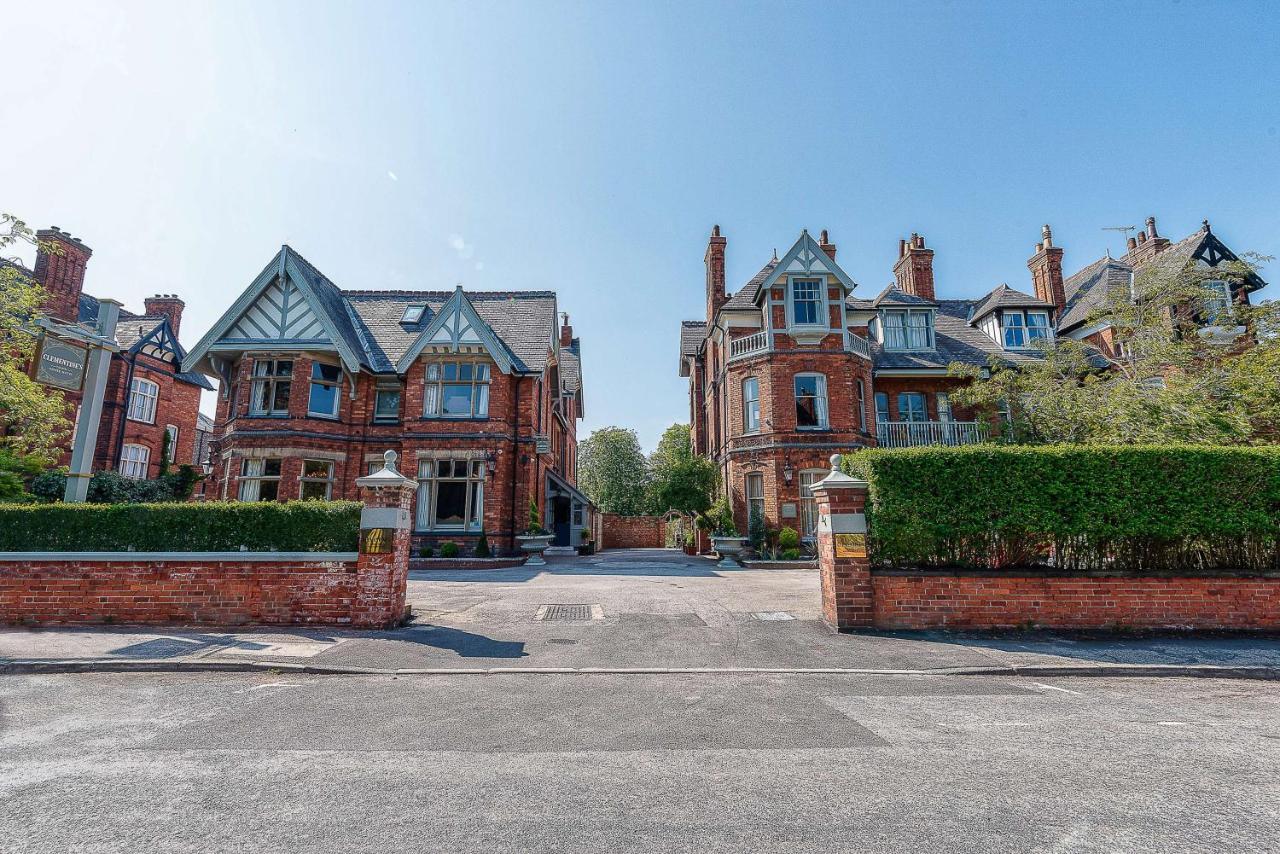 Clementine'S Guest House York Esterno foto The entrance to the former hospital